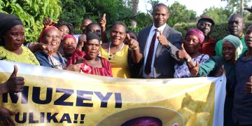 Kayunga RDC , in suit with youth and women who are organising the president's visit