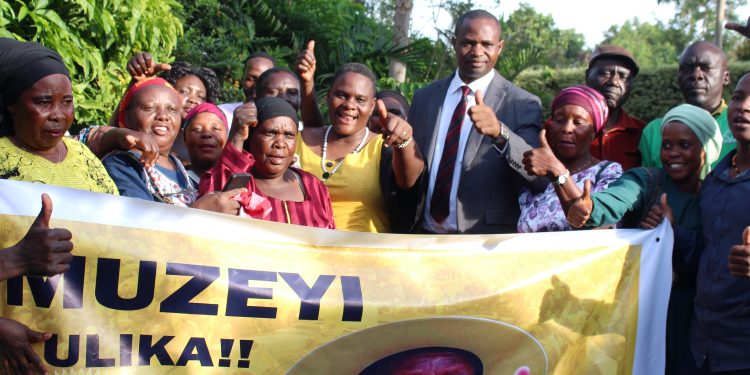 Kayunga RDC , in suit with youth and women who are organising the president's visit