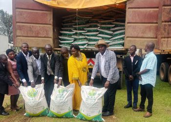 District leaders receiving fertilizers recently. File Photo