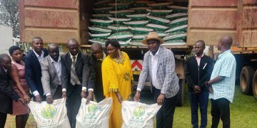 District leaders receiving fertilizers recently. File Photo